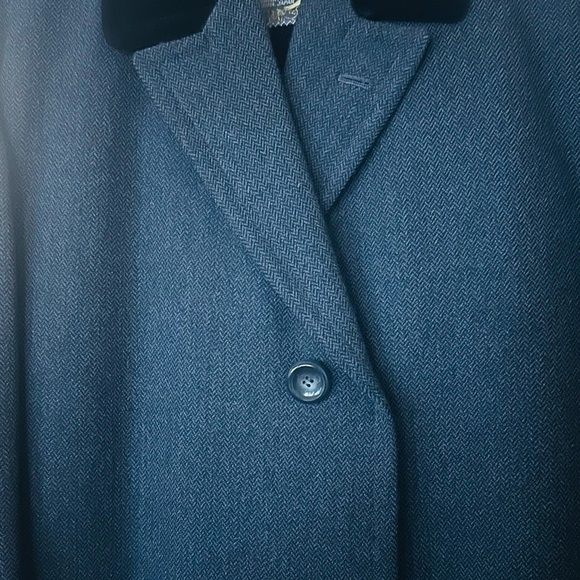 Crown Tailor English Chesterfield Herringbone Overcoat. - Picture 11 of 11